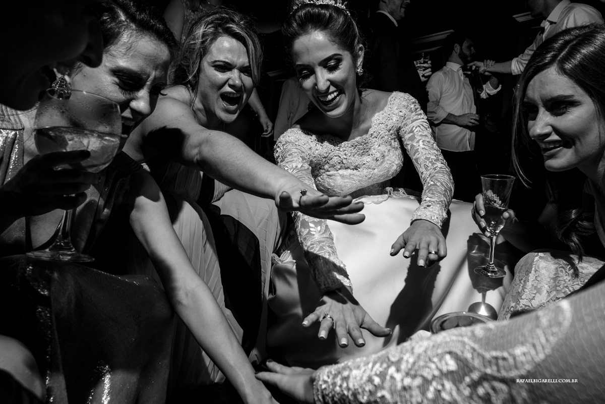 noiva dançando com as amigas