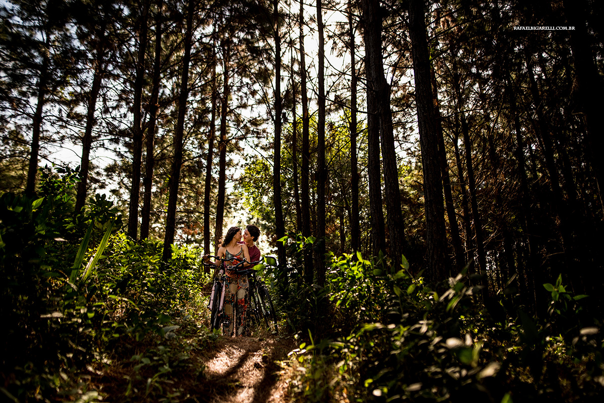 casal de noivo apaixonados com suas bicicletas