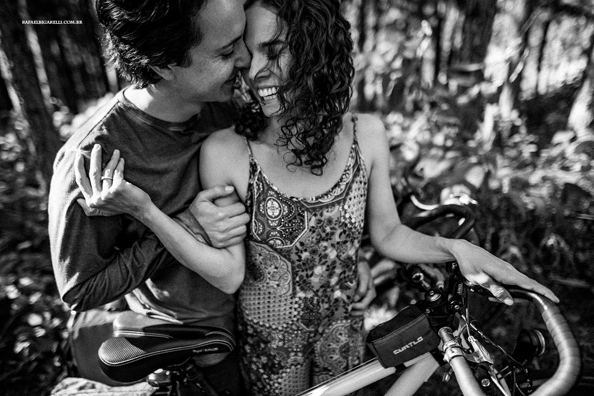 carinho na sessao dos noivos pre casamento