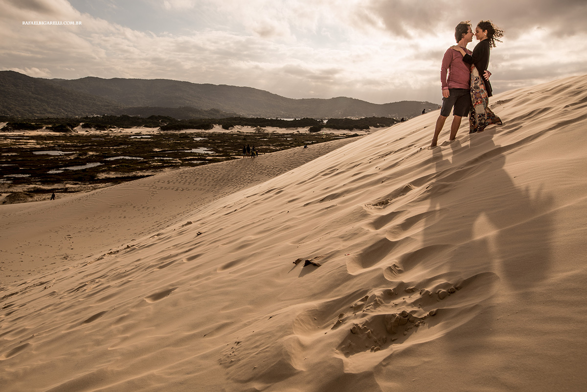 casal fazendo ensaio de fotos em florianopolis
