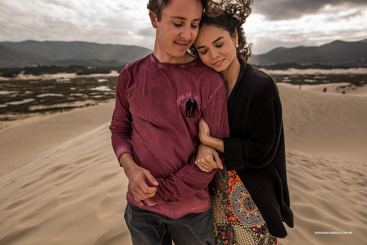 carinho entre os noivos na sessao pre casamento