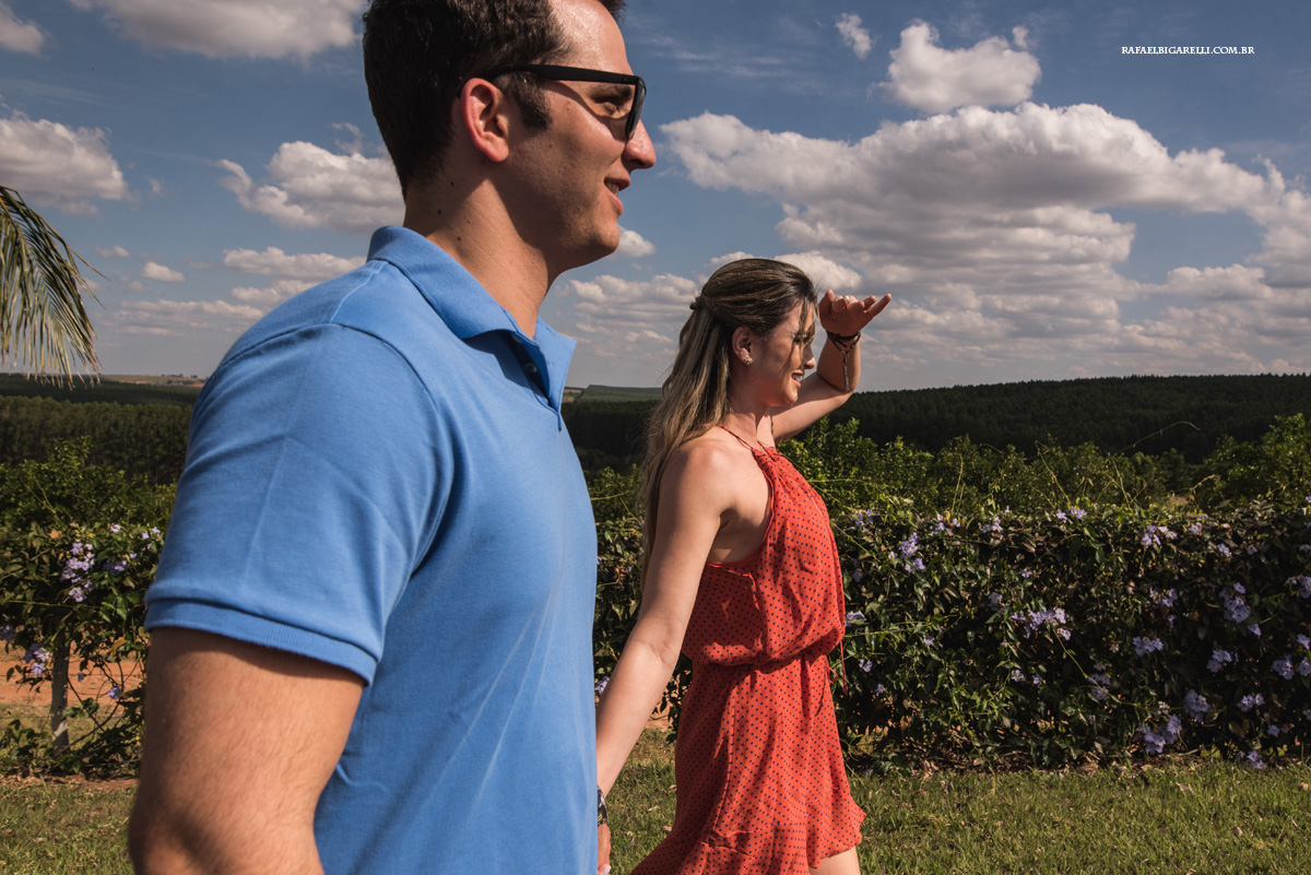 ensaio de noivos no campo