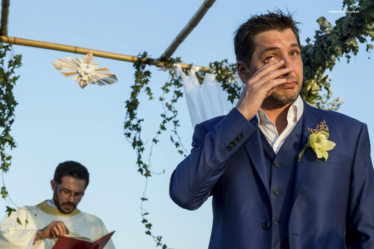 noivo chorando na entrada da noiva