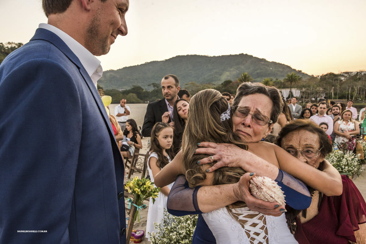 vó entrando com alianças
