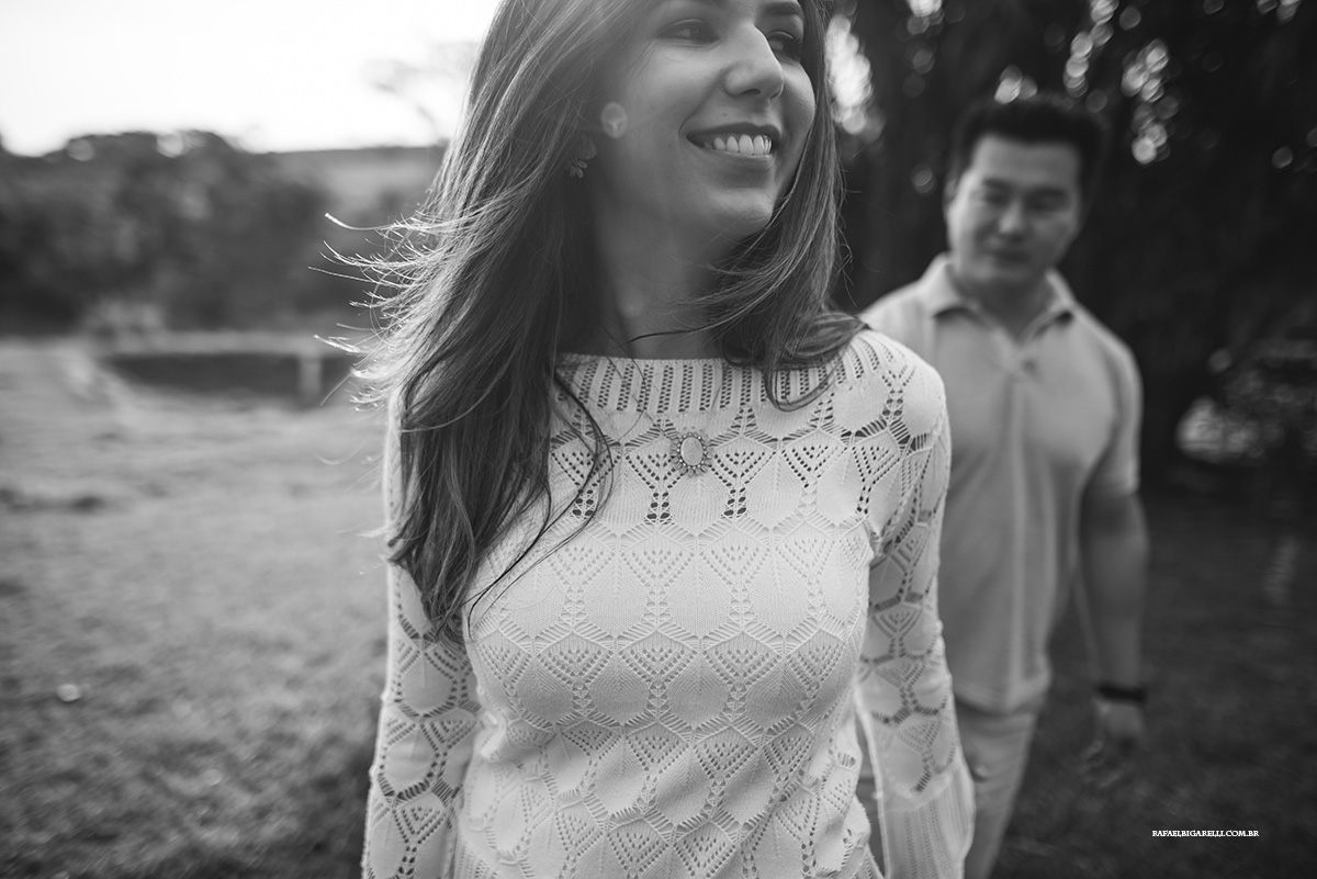 noivos caminhando no pre casamento