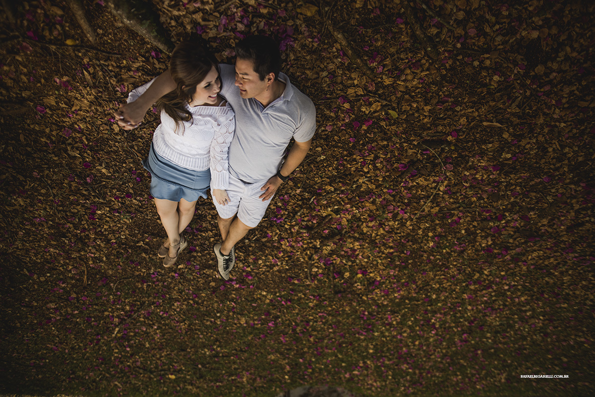 noivos deitados no ensaio