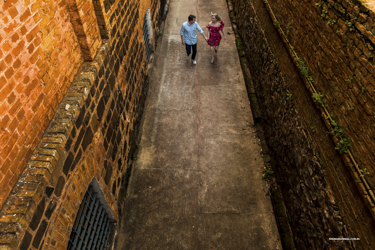 sessao de fotos de casamento em lugar rustico
