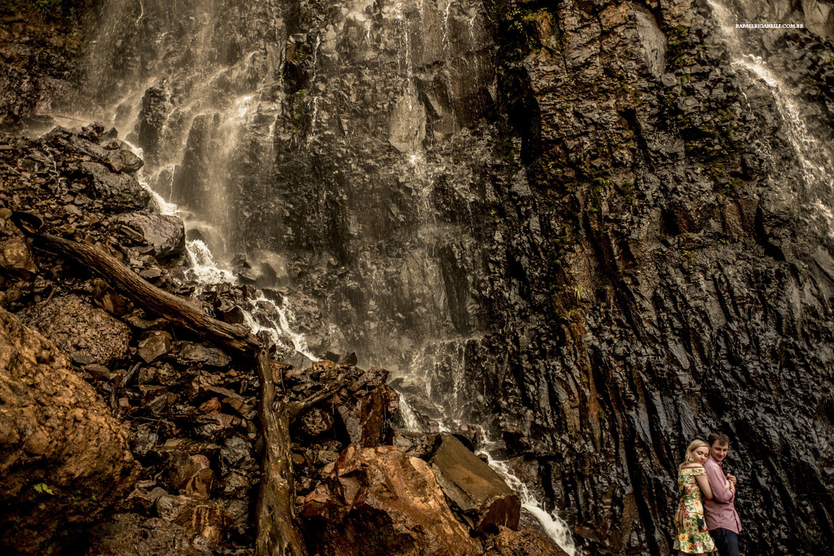 noivos namorando na cachoeira