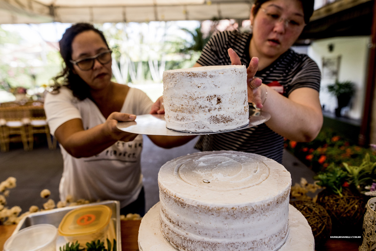 arrumando bolo de casamento