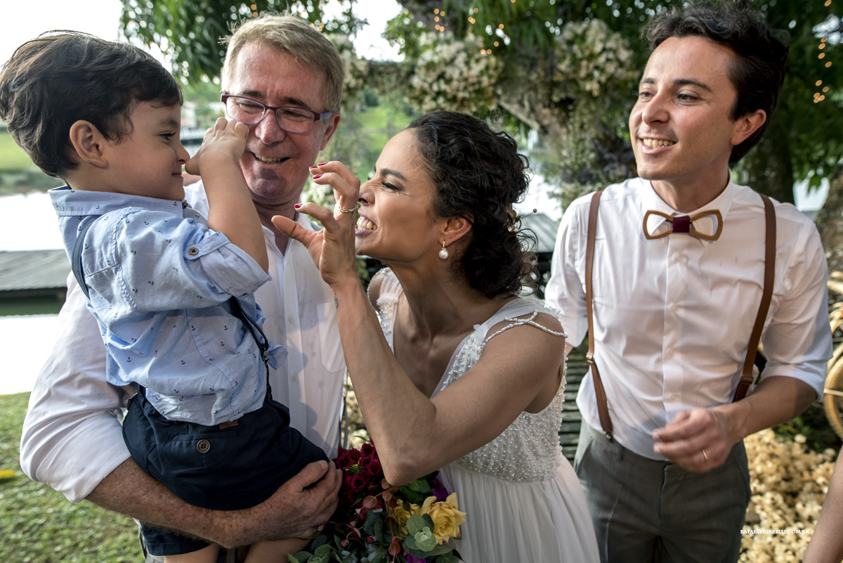 noivos brincam com criança no casamento