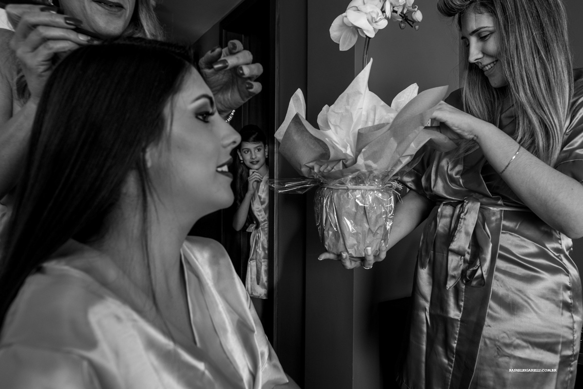 noiva ganhando bouquet