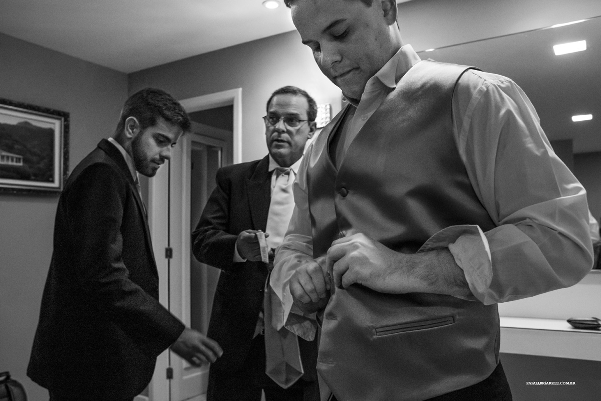 noivo com pais se arrumando