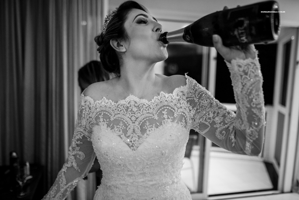 noiva virando garrafa