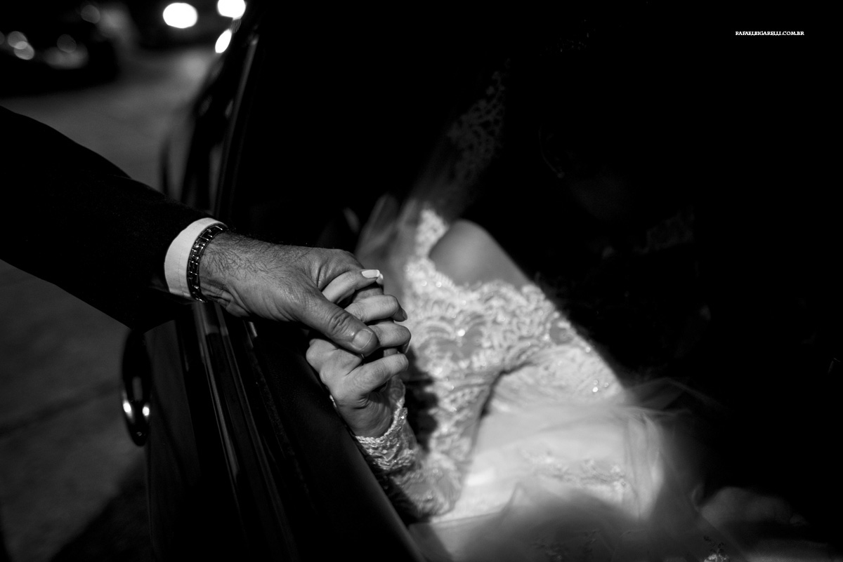 noiva e pai de mãos dadas