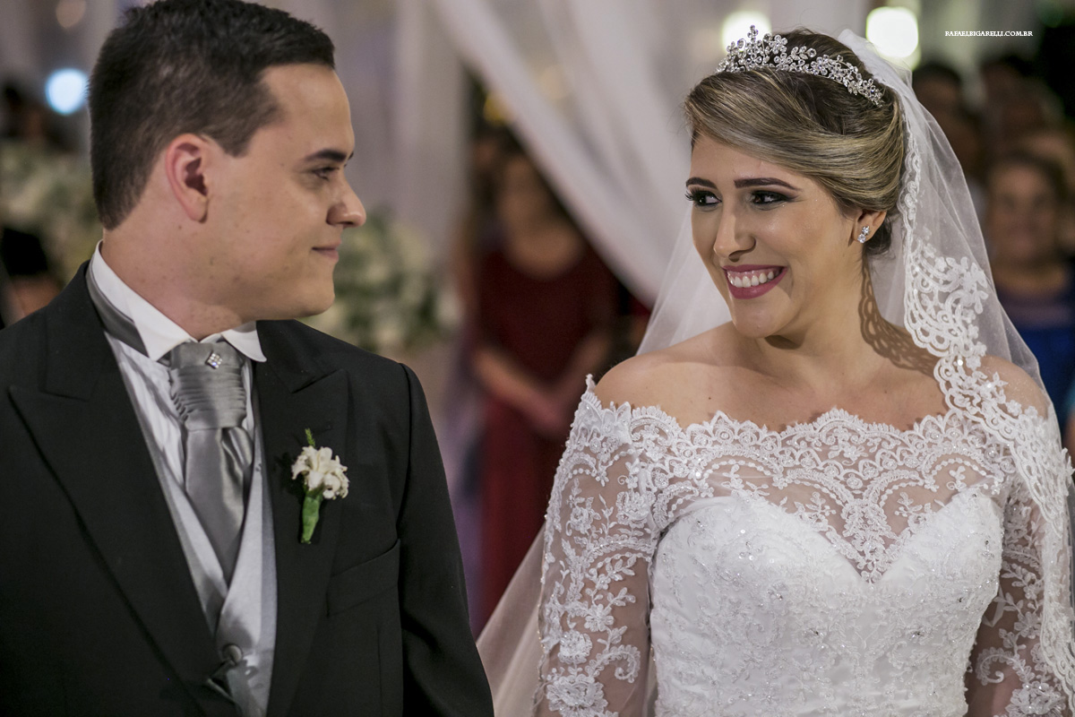 noivos se olhando na cerimonia