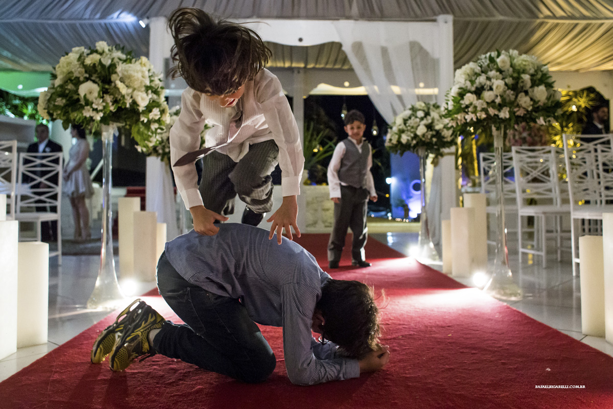 cria'nca fazendo arte no casamento