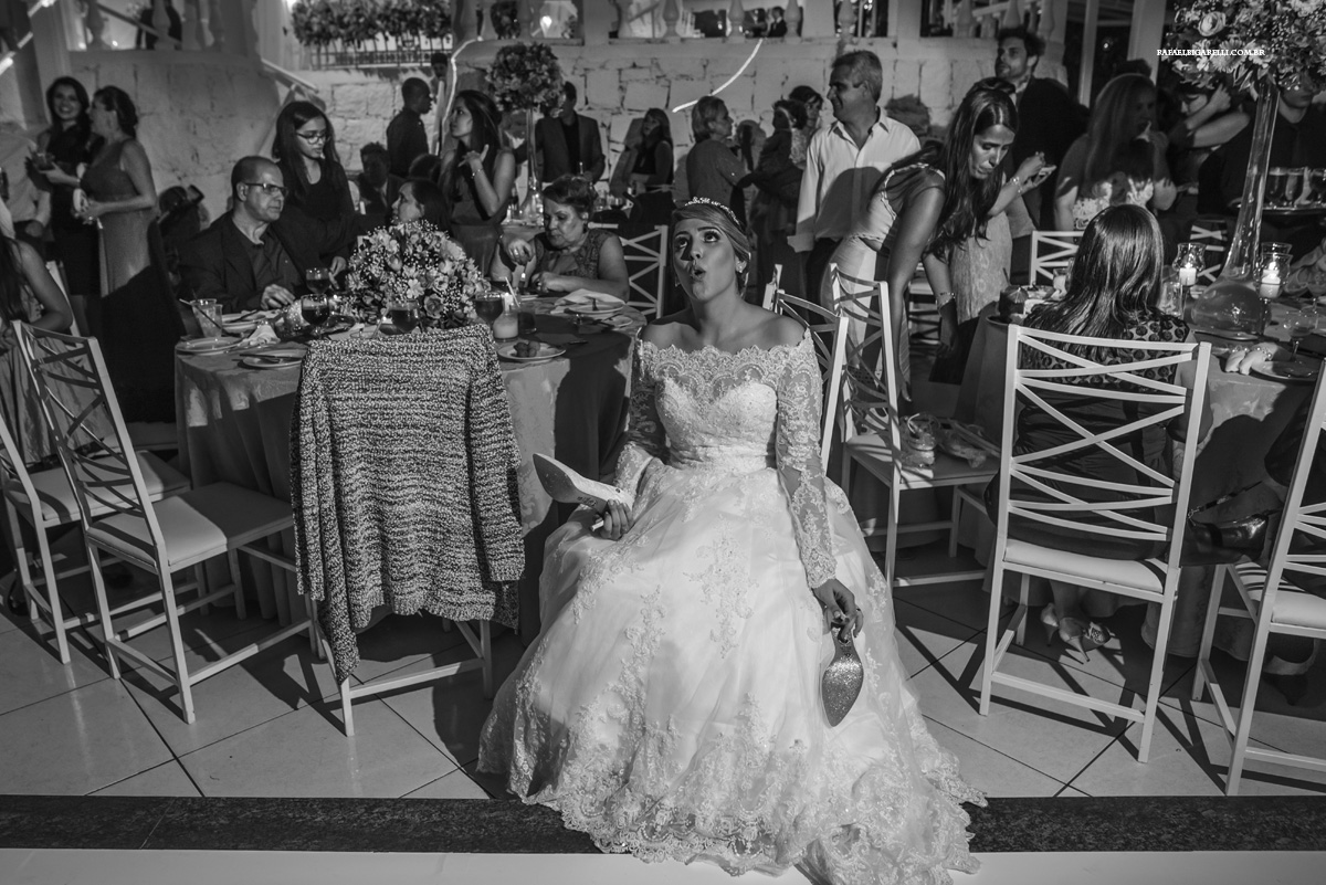 noiva tirando o salto