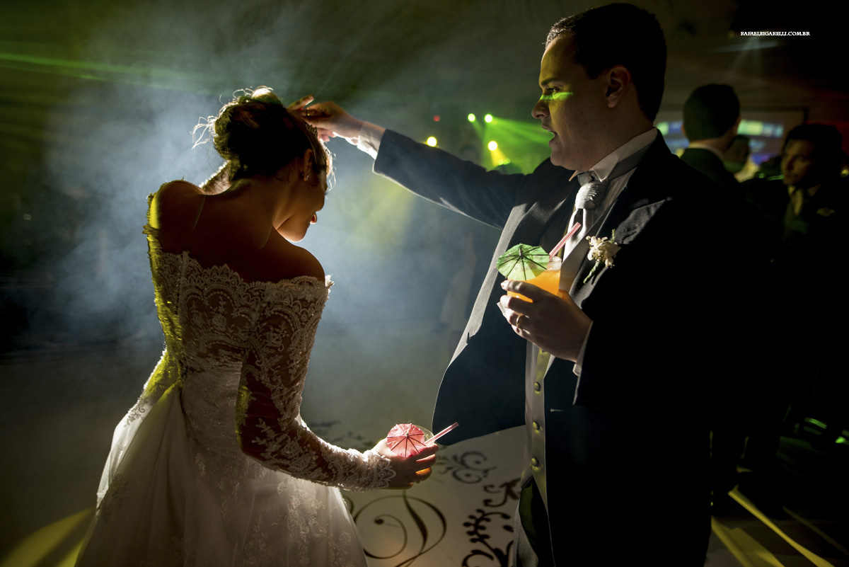 noivos dançando na pista