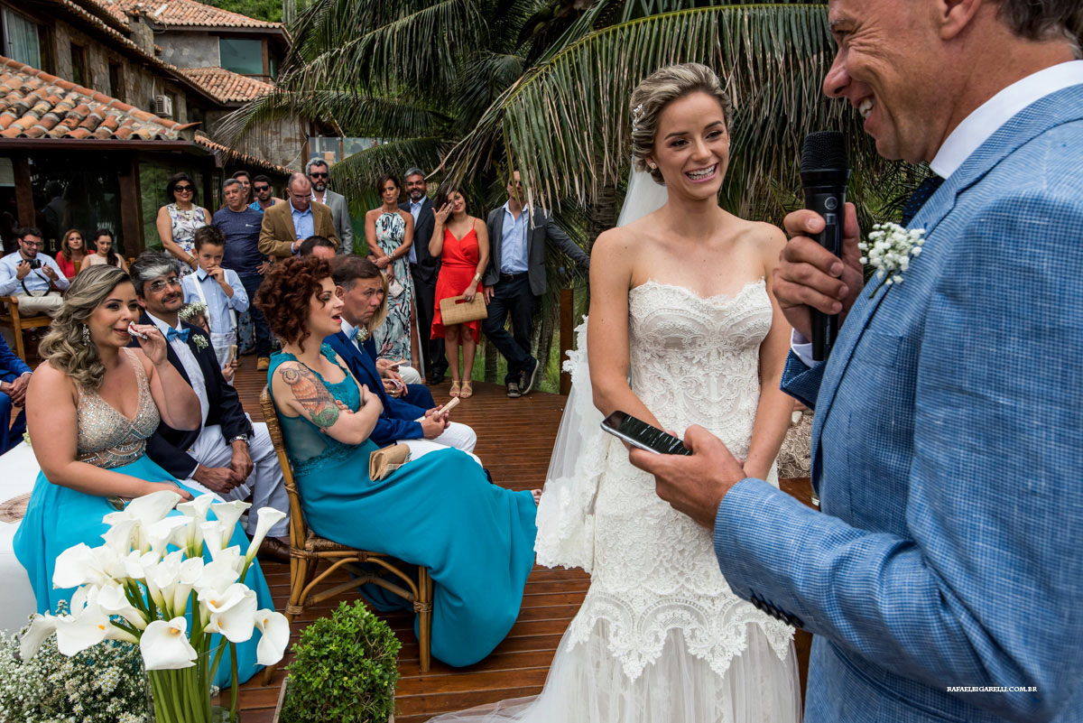 noivos sorrindo em casamento na praia