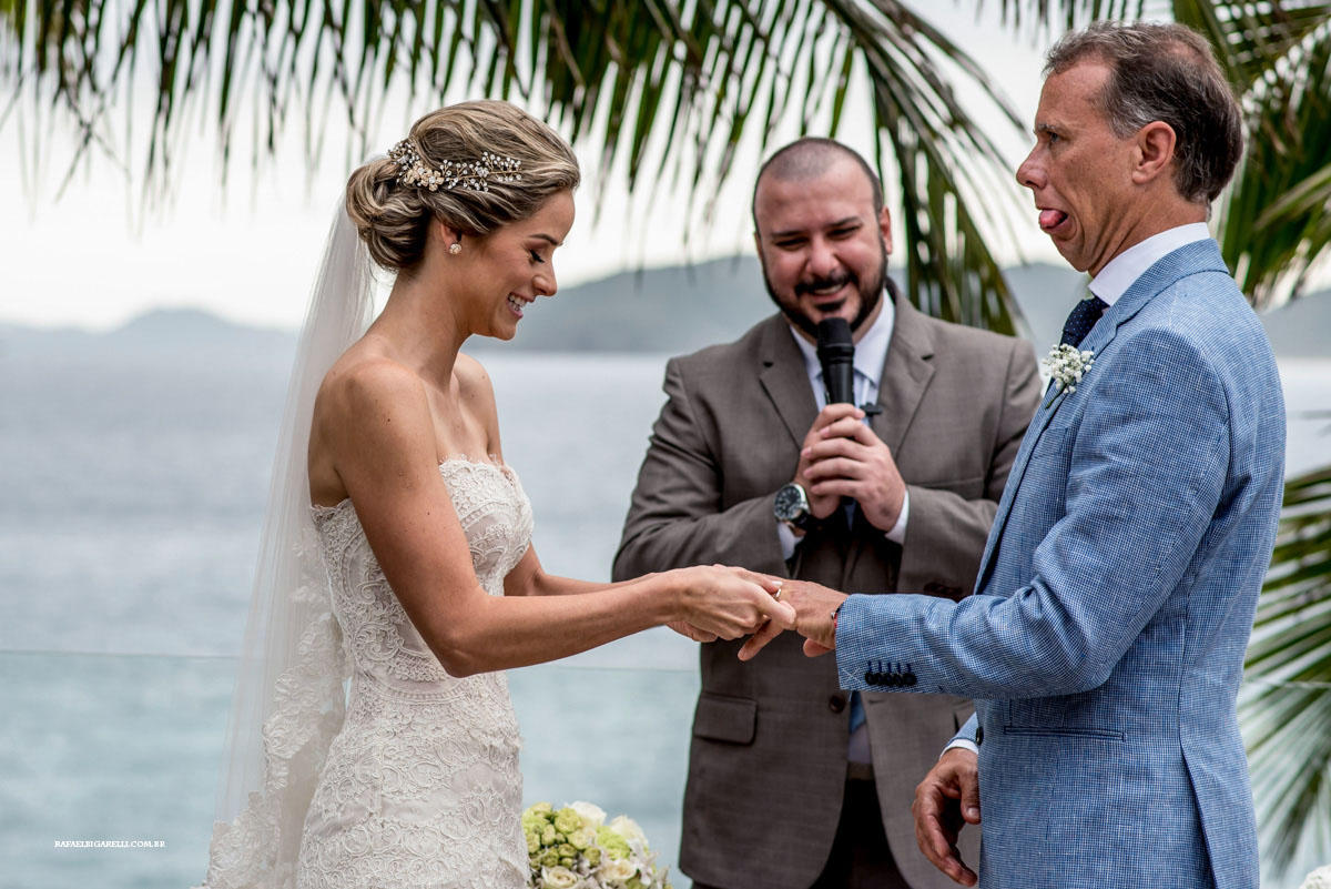 troca de aliança no casamento na praia