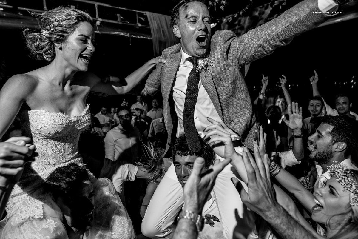 noivos sendo carregados na festa em búzios