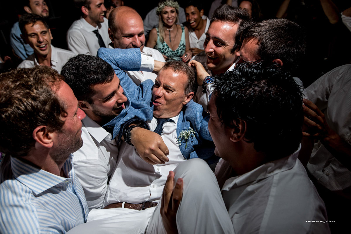 noivo com padrinhos em búzios