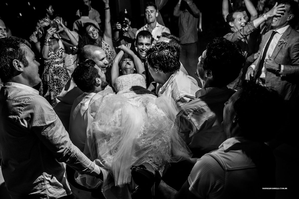 noiva sendo jogada pro alto em búzios rj