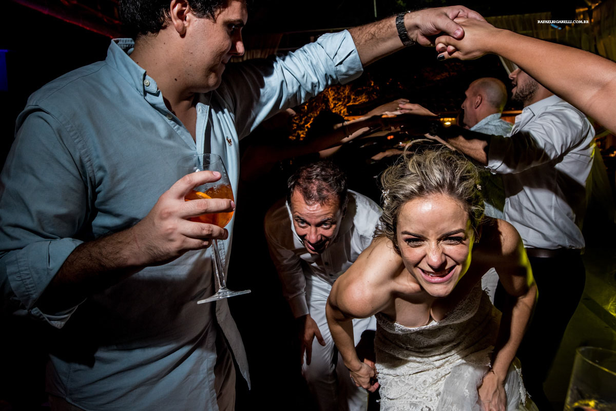 noivos se divertindo no casamento na praia