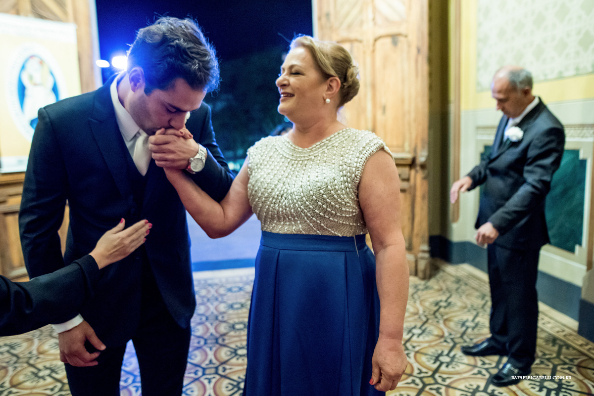 noivo beijando sua mãe antes de entrar na igreja