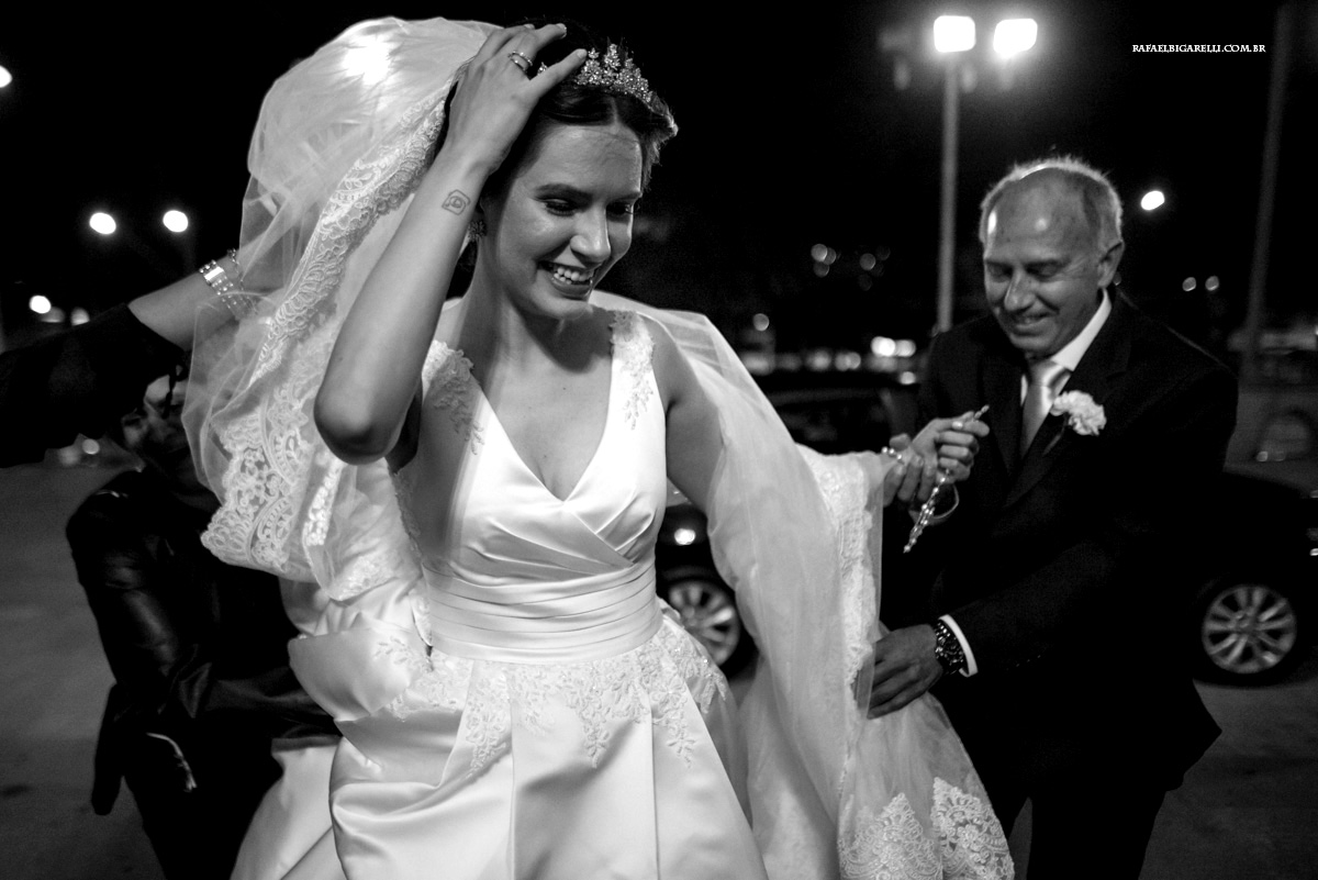 noiva saindo do carro
