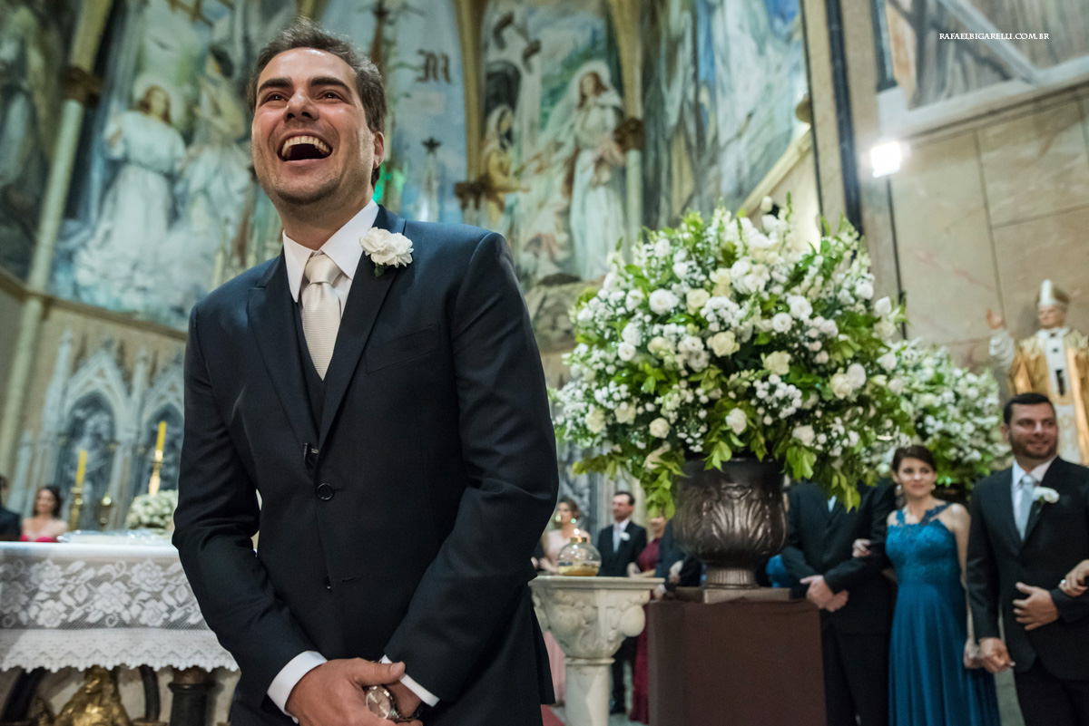 noivo olhando a noite entrar