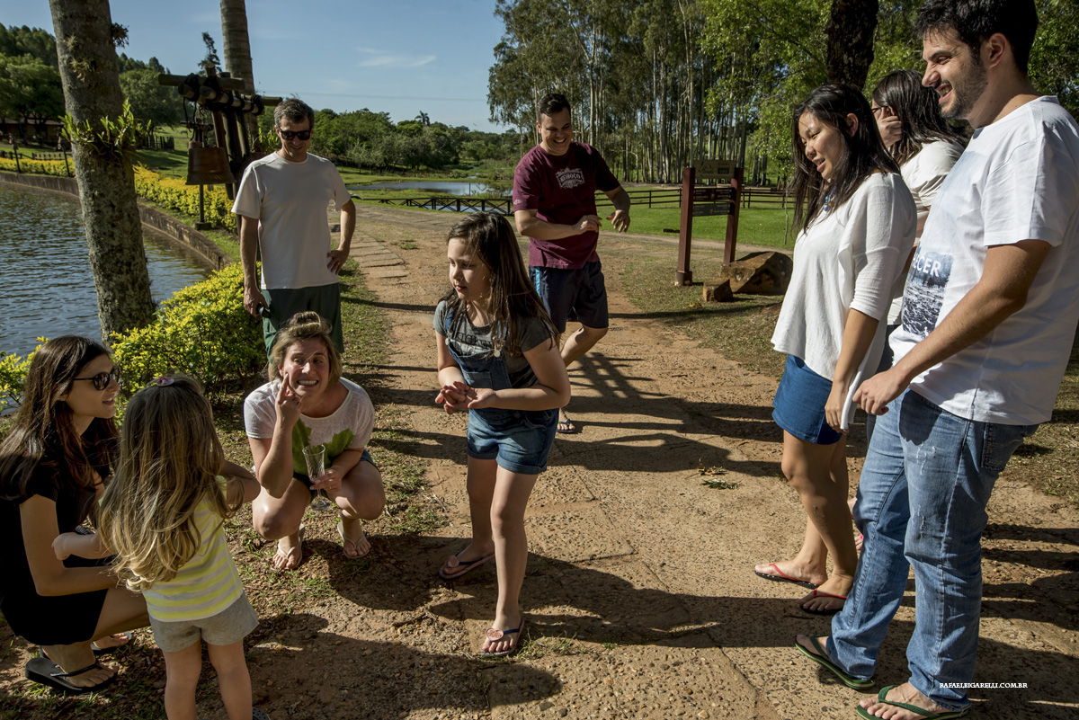 noiva se divertindo antes do casamento com os convidados