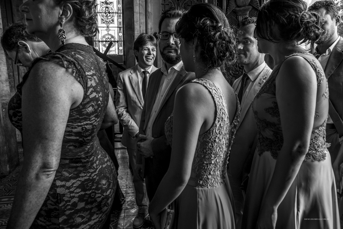 noivo sorrindo na entrada da igreja