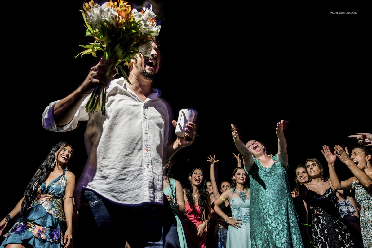 bouquet de casamento homem pegando bouquet