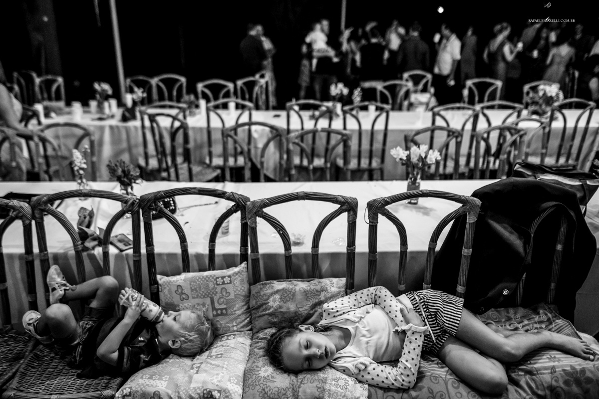 crianças dormindo no casamento