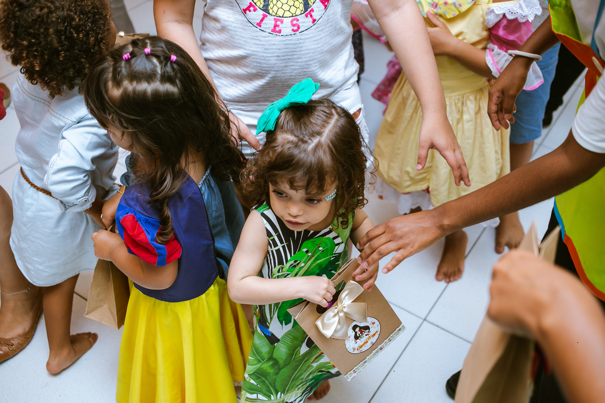 aniversário-infantil-fotografia-fotógrafo-recife-festa-bolo-tema-decoração-presente-criança-família-casa-foto-olívia