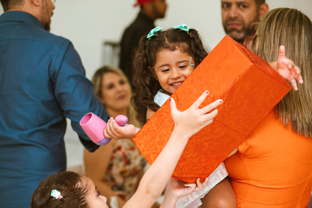 aniversário-infantil-fotografia-fotógrafo-recife-festa-bolo-tema-decoração-presente-criança-família-casa-foto-olívia