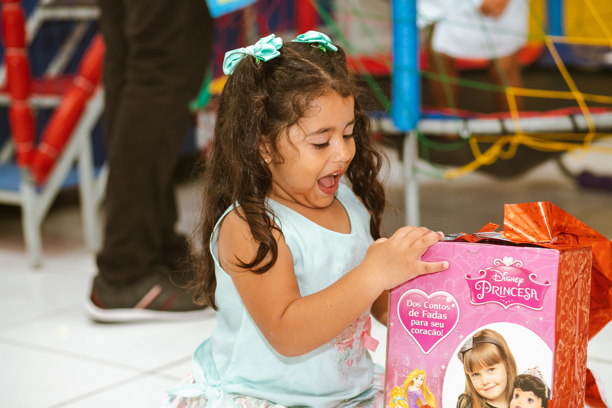 aniversário-infantil-fotografia-fotógrafo-recife-festa-bolo-tema-decoração-presente-criança-família-casa-foto-olívia