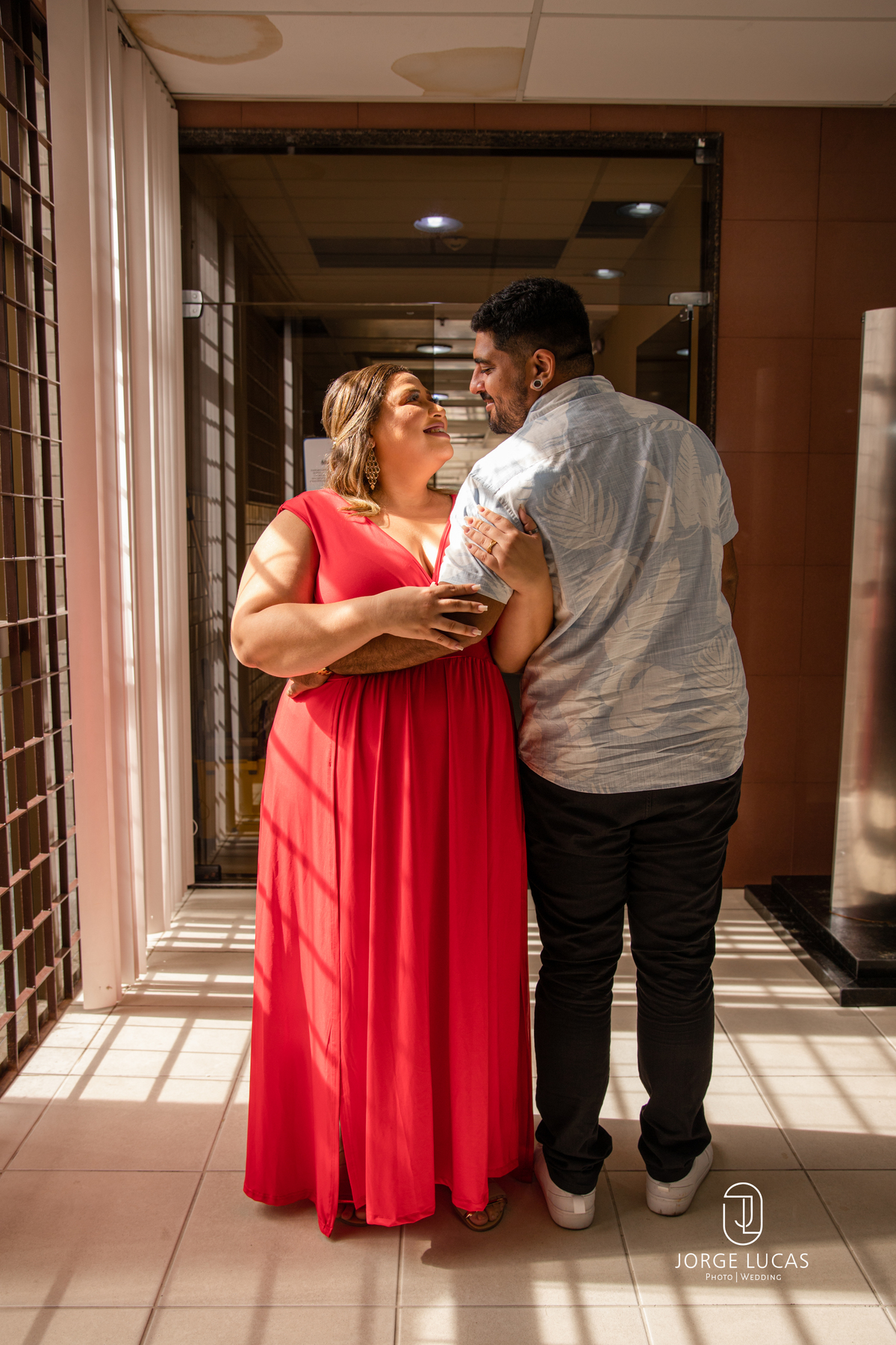 Noivos posando casamento civil