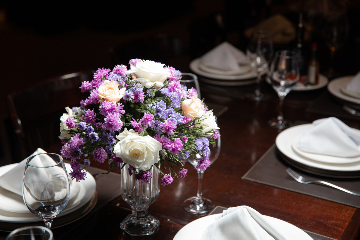 decoração flores pratos veri perry cocobambu quinze anos