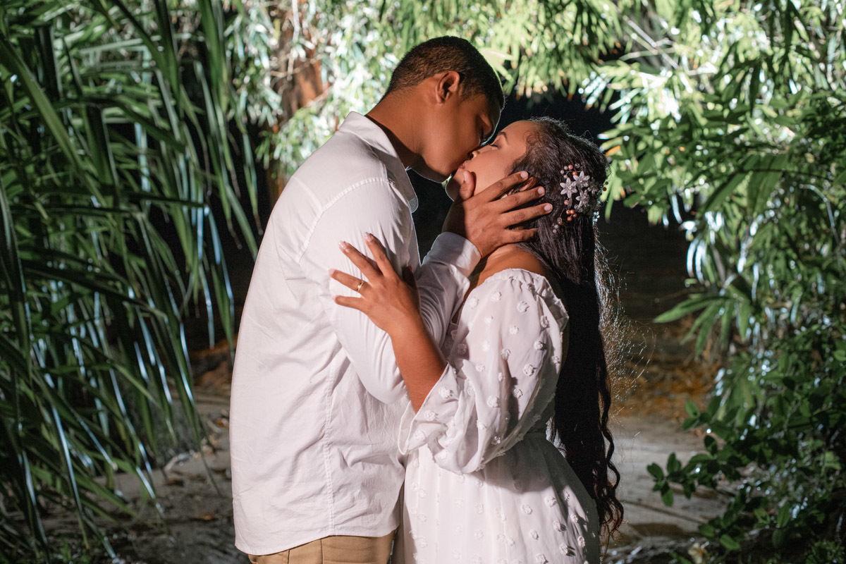 Casal no ensaio fotográfico na Floresta