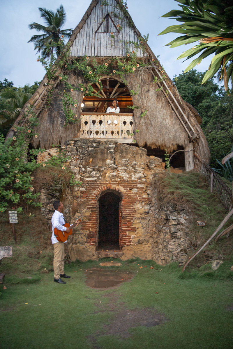 Noivo fazendo serenata no pré-casamento Forno da Cal Vila Velha Itamaracá