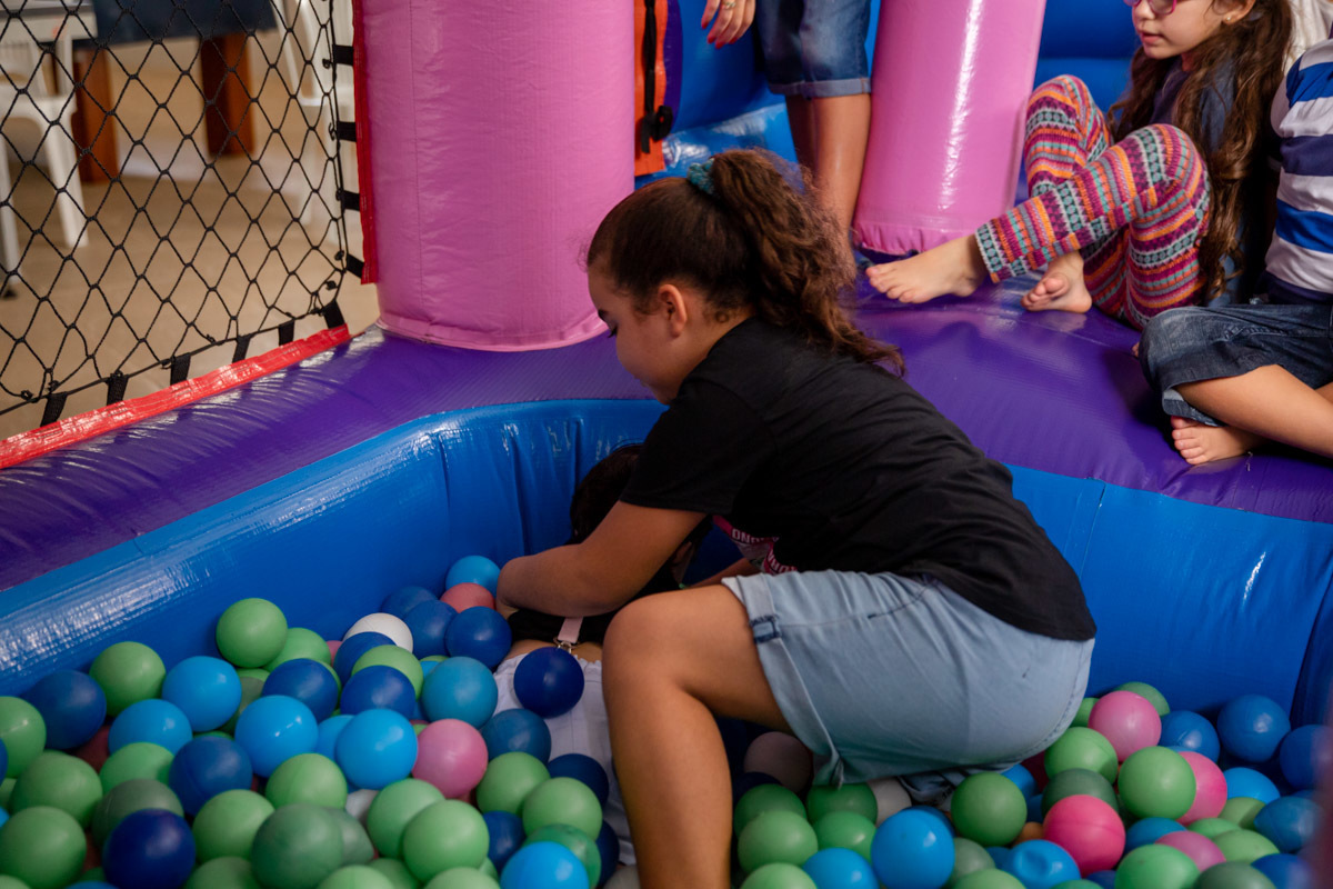 Maria Helena Brincando piscina de bolinhas