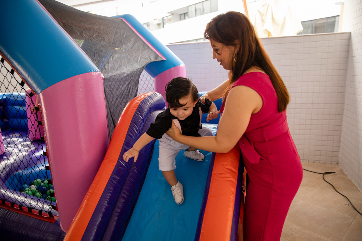 Bebê brincando na festa 1 ano