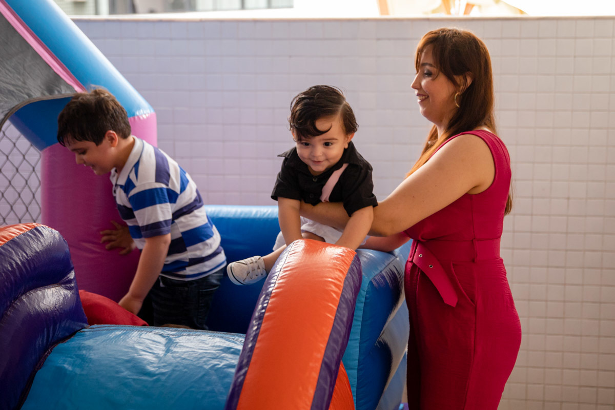 Bebê brincando na festa 1 ano