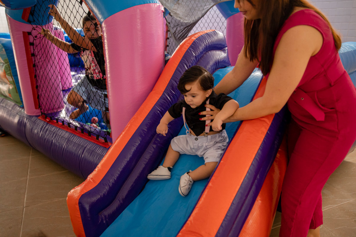 Bebê descendo o escorrego
