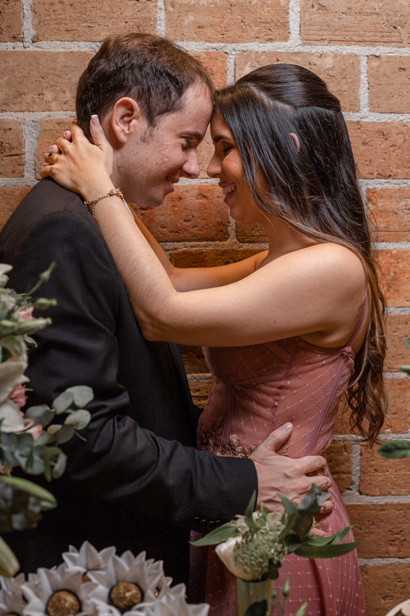 Casal de noivos celebração do noivado 2022