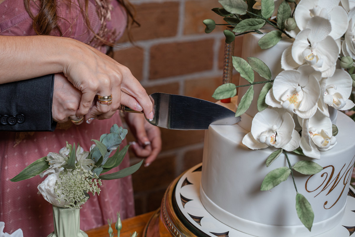 Cortando o bolo de casamento