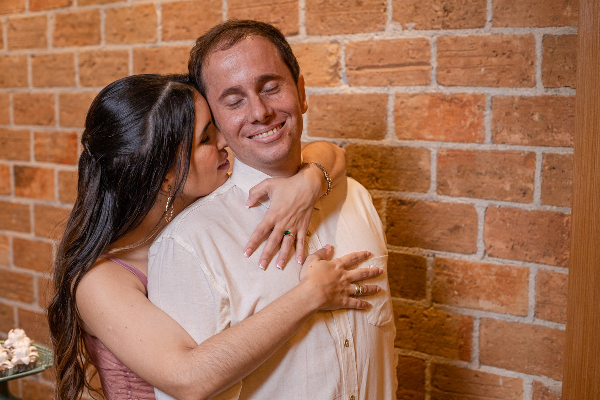 Noivinhos felizes rústico noivado