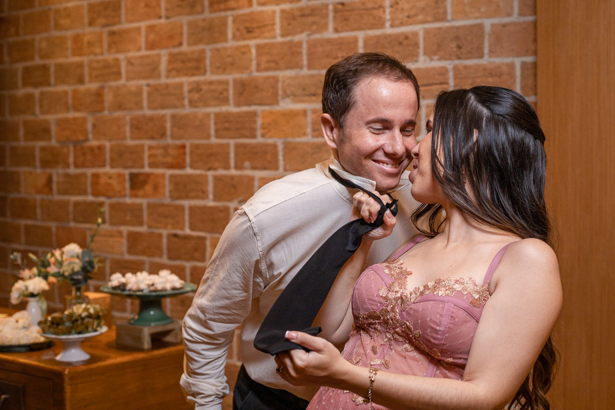 Posando para foto noiva puxa gravata do noivo